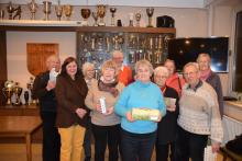 Siegerin des Knobelns Barbara Nottmeier(v.Mi.), Heinz Harting(re) sowie weitere Gewinner.