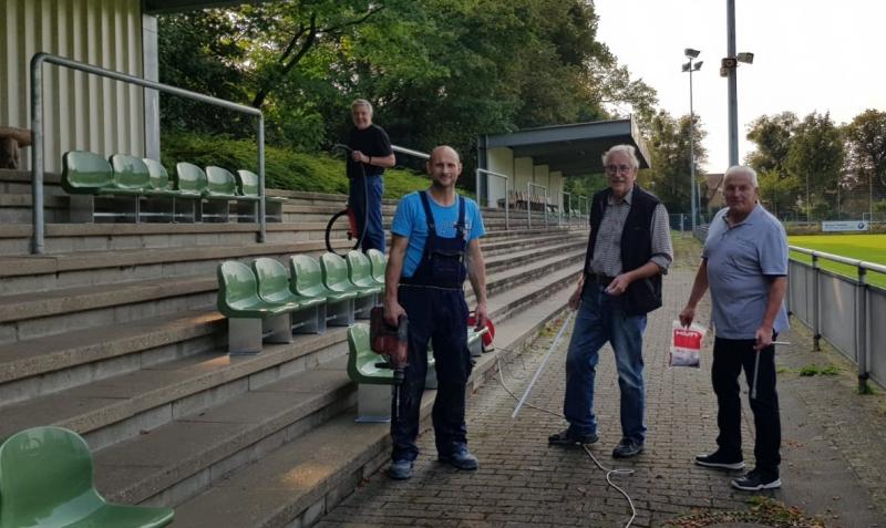 Ehrenamtlicher Einbau der Sitzschalen im Jahnstadion